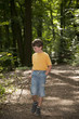 Kleiner Junge wandert im Wald