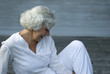Aktive Seniorin im hellen Yogaoutfit