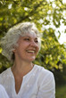 lachende Seniorin in der Natur