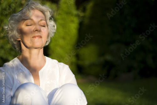 Foto: junggebliebene Frau genießt die abendliche Sonne junggebliebene Frau genießt die abendliche Sonne