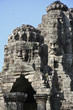 Tetes monumentales au 