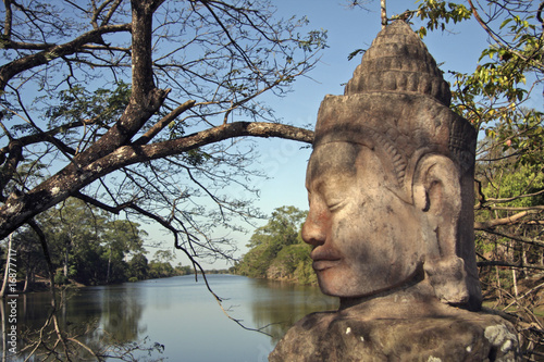 Foto: Statue de pierre à l'entrée du site BAYON des temples d'Angkor Statue de pierre à l'entrée du site BAYON des temples d'Angkor