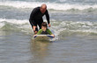 moniteur de surf avec son éléve