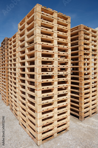Foto: Mehrere Stapel von Holzpaletten Mehrere Stapel von Holzpaletten