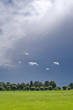 Foto: Weiße Wolken vor einer Gewitterfront Weiße Wolken vor einer Gewitterfront