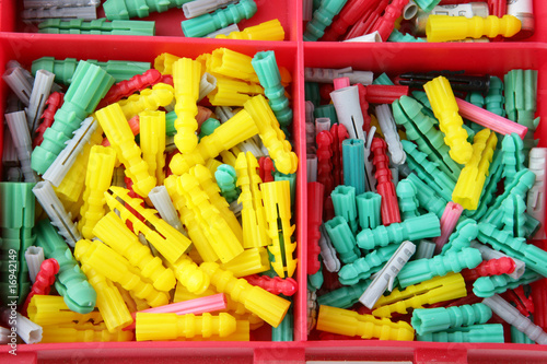 Chevilles en plastique dans une boîte Chevilles en plastique dans une boîte