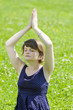 Junge Frau macht Joga in der Wiese