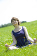 Junge Frau macht Joga in der Wiese