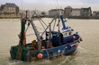 Le retour au port des marins pêcheurs sur leurs chalutiers - Le