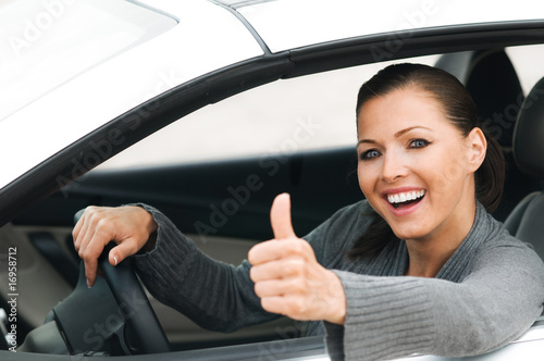 Foto: Frau im Auto macht Topdaumen Frau im Auto macht Topdaumen