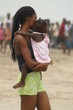 Junge Mutter mit Kind in Ghana