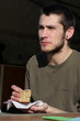 mangiando un fetta di dolce