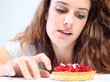 jeune femme et tarte aux fruits rouges