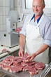 metzger zeigt frisches fleisch