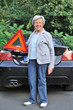 Seniorin mit Warndreiecl