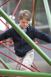 Junge spielt im Schulhof Junge spielt im Schulhof