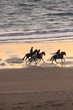 reiten am strand bei sonnenuntergang