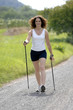 Frau beim Nordic Walking