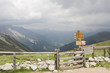 wegweiser am meraner höhenweg