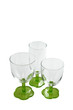 Verres à pied verts sur fond blanc Verres à pied verts sur fond blanc
