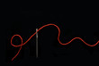 roter Faden mit Nadel roter Faden mit Nadel