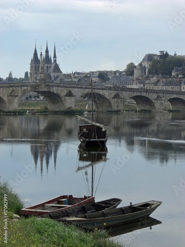 Blois pont sur la Loire et église saint Nicolas