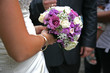 Foto: wedding bouquet in the hands of the bride wedding bouquet in the hands of the bride