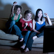 trois jeunes femmes télévision victoire