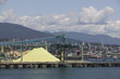 Foto: Crane and materials for transportation in Vancouver Harbour, British Columbia Crane and materials for transportation in Vancouver Harbour, British Columbia