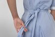 Robe en train d'être enlevée