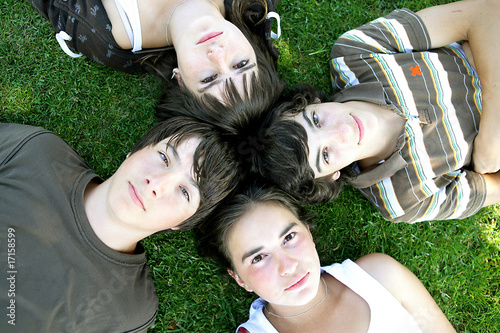 Portrait de jeunes garçons et de filles allongés dans l'herbe