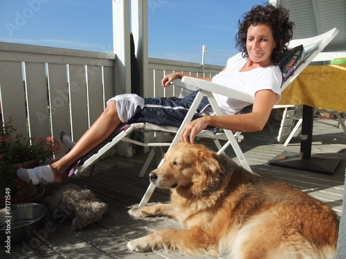 Photo: Frau und Hund geniessen die Sonne Frau und Hund geniessen die Sonne