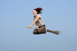Foto: frau fliegen freude besen hexe frau fliegen freude besen hexe