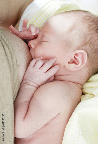 Foto: Nursing baby Nursing baby