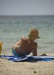 signora in spiaggia con cappello 2 signora in spiaggia con cappello 2