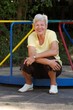 Seniorin auf Spielplatz
