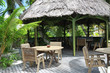 kiosque en paille dans un jardin tropical