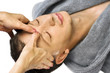 Mann bekommt Gesichtsmassage