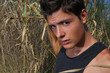 ragazzo in canottiera nera