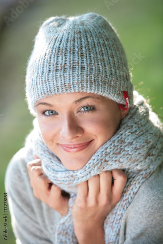 Foto: portrait jeune femme avec un bonnet portrait jeune femme avec un bonnet