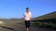 Uomo corre in campagna Uomo corre in campagna