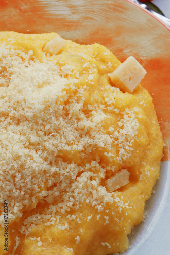 Foto: Polenta condita con formaggio latteria fresco e stagionato Polenta condita con formaggio latteria fresco e stagionato