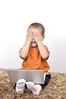Foto: boy working whit laptop boy working whit laptop