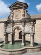 Fontaine et eau turquoise sur la place