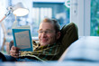 Mann entspannt sich und liest Buch