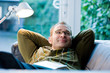 Mann entspannt sich und liest Buch