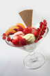 Eisbecher mit Früchten