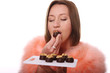 junge Frau isst Praline