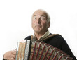 Musiker mit Ziehharmonika schmunzelt mit großen Augen