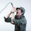 chanteur micro casquette